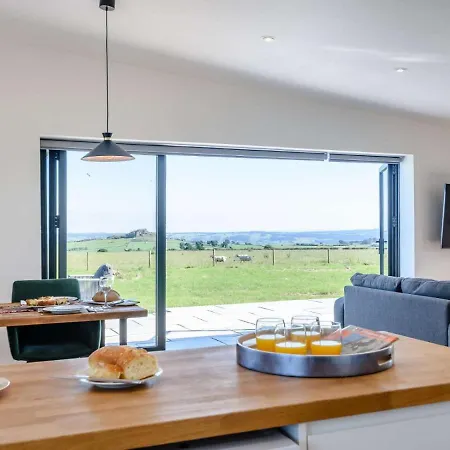2-bed Modern - Outstanding Country Views