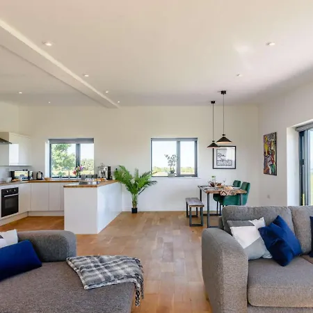 2-bed Modern - Outstanding Country Views 度假居