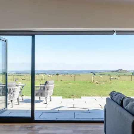 2-bed Modern - Outstanding Country Views *